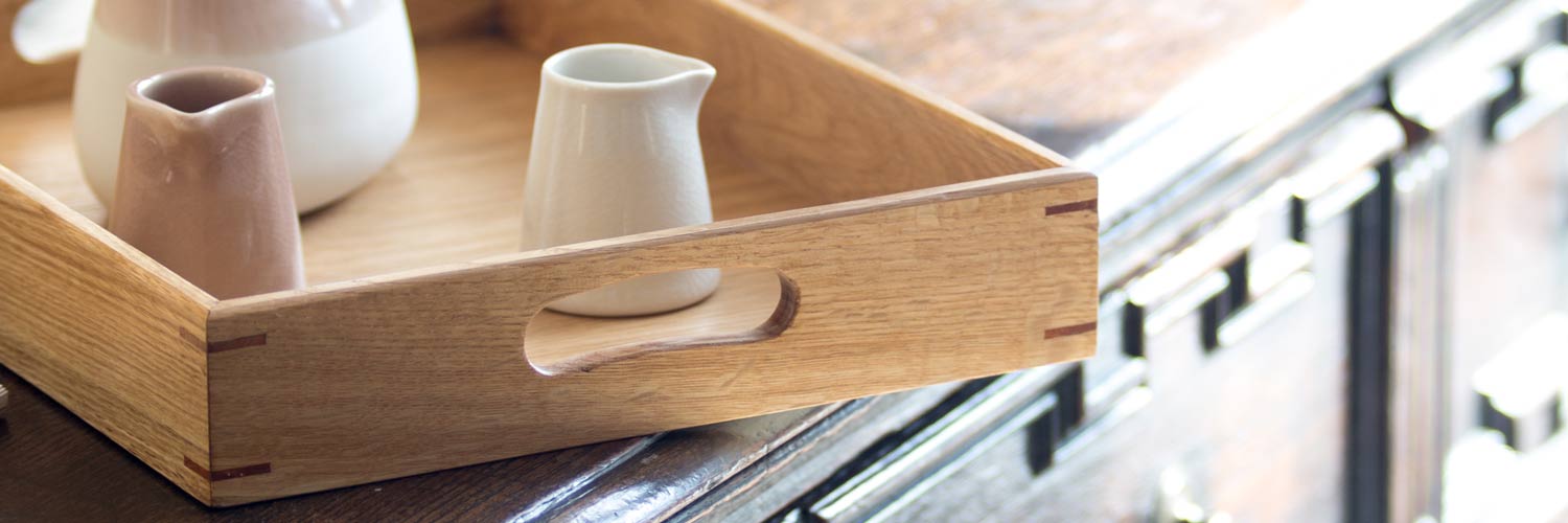 Podnsos z dubového dreva.