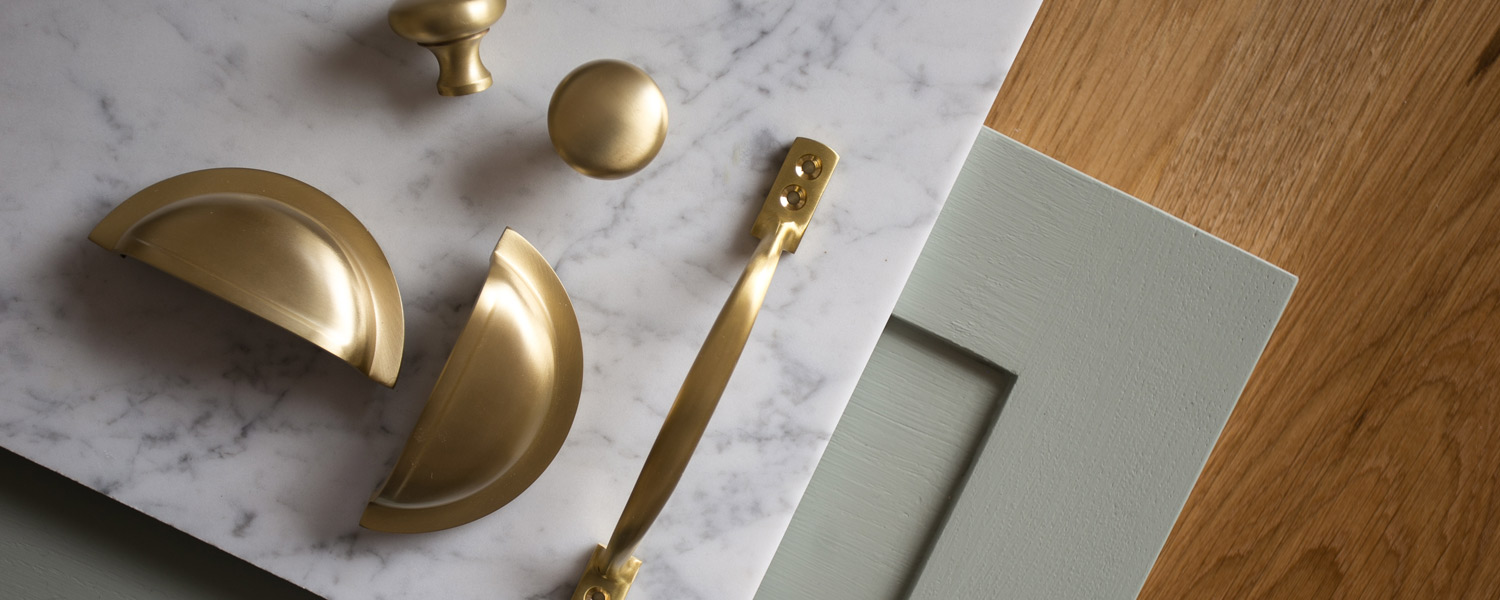 Vzorky úchytiek a materiálov do kuchyne.
Biely prírodný taliansky mramor pôsobí veľmi čisto a harmonicky. V kombinácii s jemnou zelenou farbou kuchynských dvierok vytvára príjemnú, nadčasovú atmosféru. Celkový dojem elegantne dotvárajú jemné detaily kuchynských úchytiek a knobiek v zamatovej zlatej farbe, ktoré priestoru dodávajú sofistikovaný akcent.