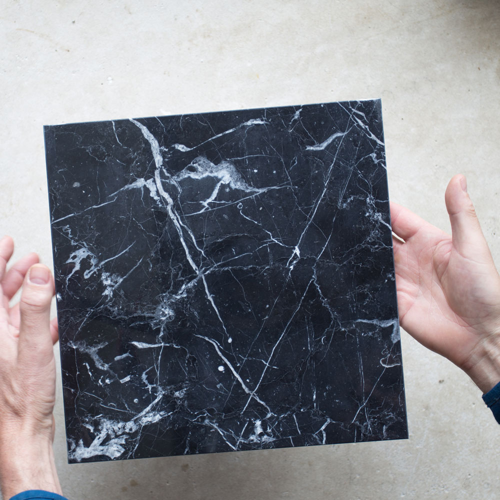 Mramor čierny Nero Marquina. Obklad na steny do kúpeľne.