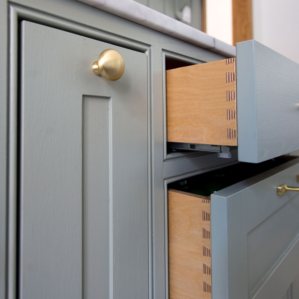 Detail kuchyských zásuviek spojených na rybinový spoj.