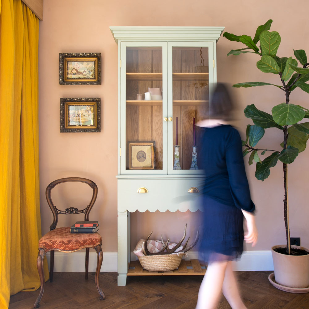 Sekretár Erita je nábytok vyrobený z masívu.