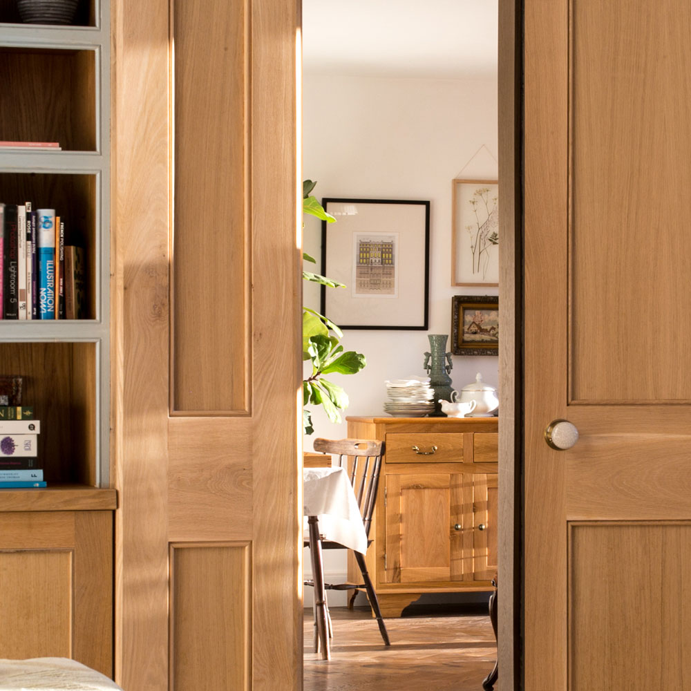 Interiéry a nábytok na mieru. Slnkom zaliatá izba s dubovou komodou zlatohnedej farby.