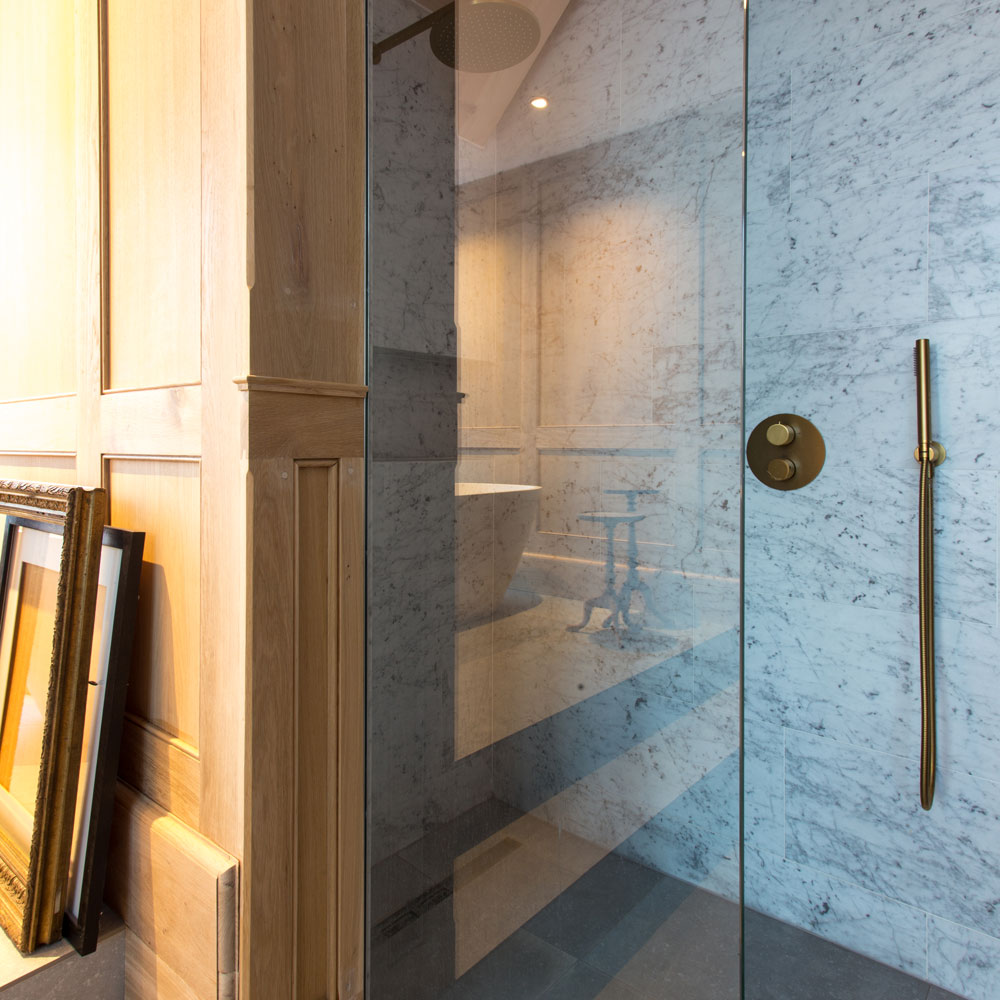 Detail obloženia stien v kúpeľni.