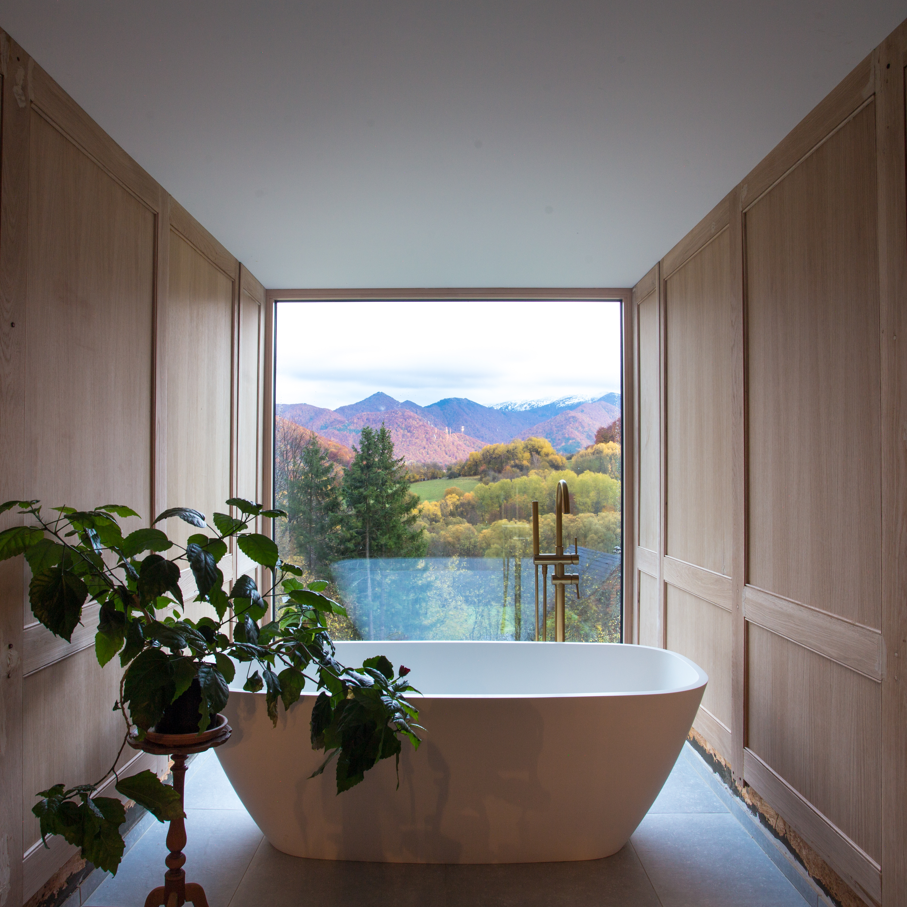 Kazetové obklady stien pri vani v kúpeľni.