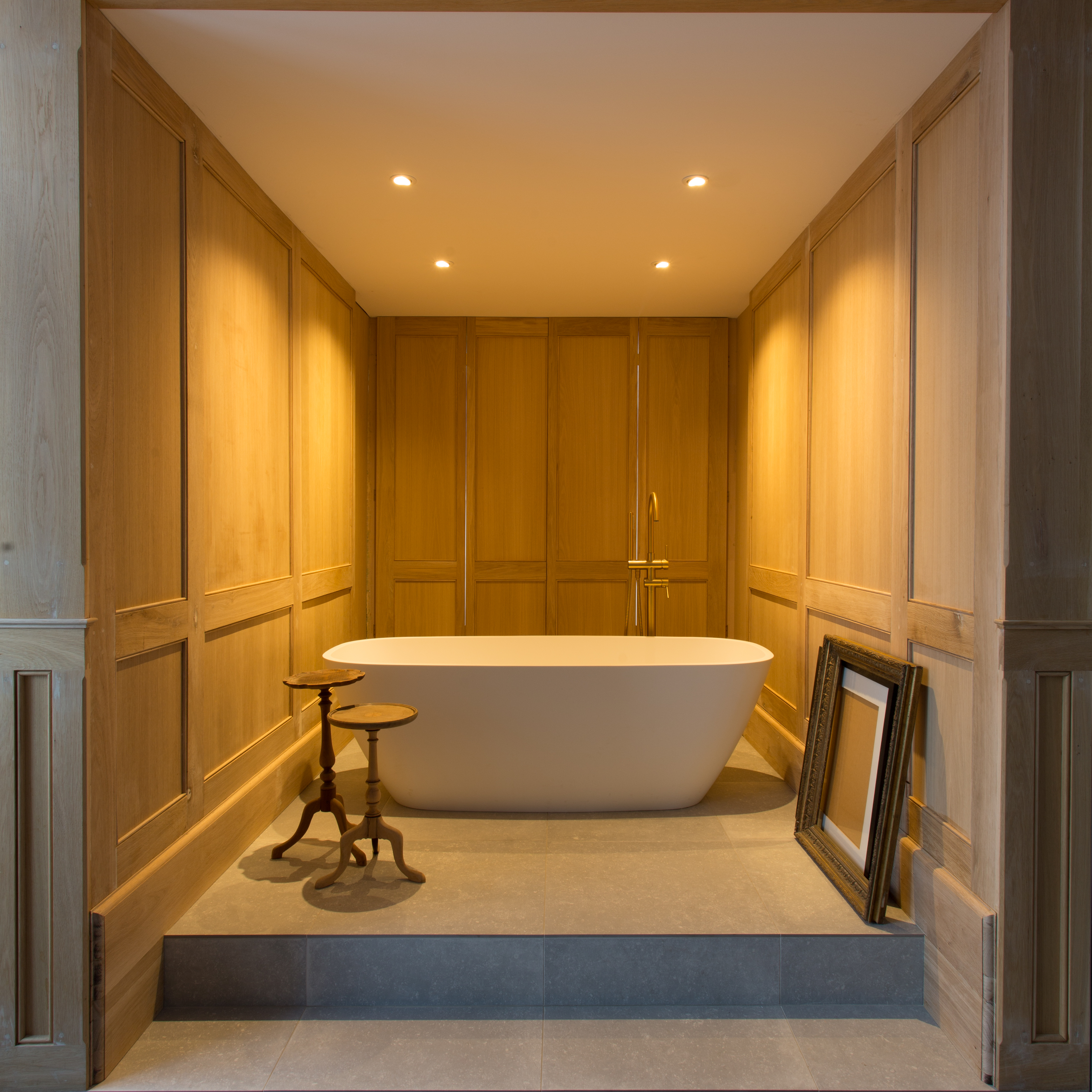 Drevené kazetové obklady stien so skrytými okenicami.