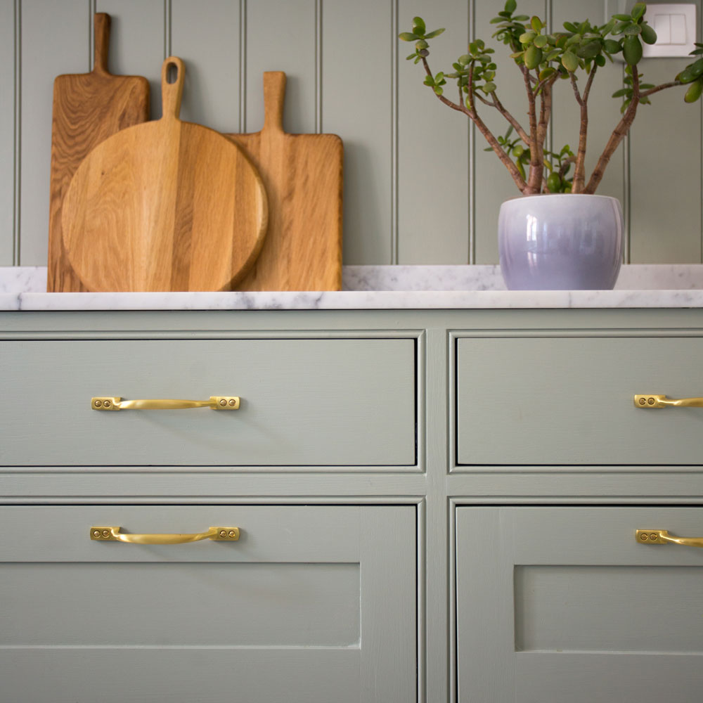 Detail kuchyne v Shaker štýl. Modrosivá farba kuchyne pridáva na jej jemnosti a elegancii.
Detail of our Shaker style kitchen. Blue gray colour adds softness to this kitchen.