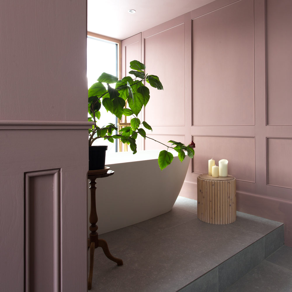 Farba dokáže zmeniť atmosféru priestoru. Kúpeľňa s dreveným obkladom namaľovaná s kvalitnou farbou Farrow and Ball.
